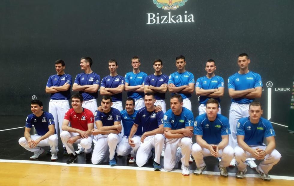 Los 16 pelotaris que tomarán parte en el Parejas 2020 posan en el Frontón Bizkaia (Foto: DMQ Bizkaia).