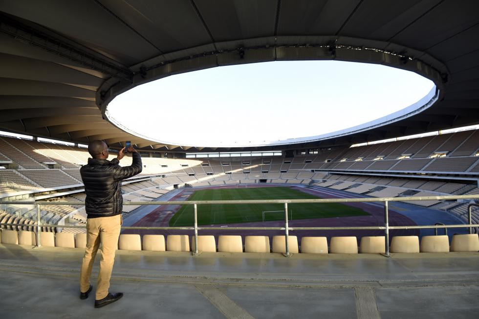 Michael Johnson fotografía el estadio de La Cartuja, donde batió el récord del mundo hace 20 años (Foto: Kiko Hurtado).