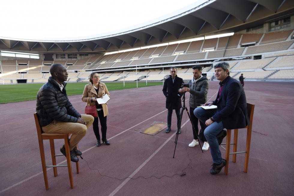 Michael Johnson atiende a ElDesmarque en el estadio de La Cartuja (Foto: Kiko Hurtado).