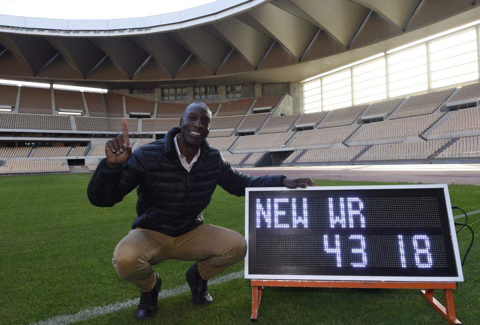 Michael Johnson revive su récord del mundo en Sevilla, el tiempo de 43.18 en la final de 400 metros en el Mundial (Foto: Kiko Hurtado).