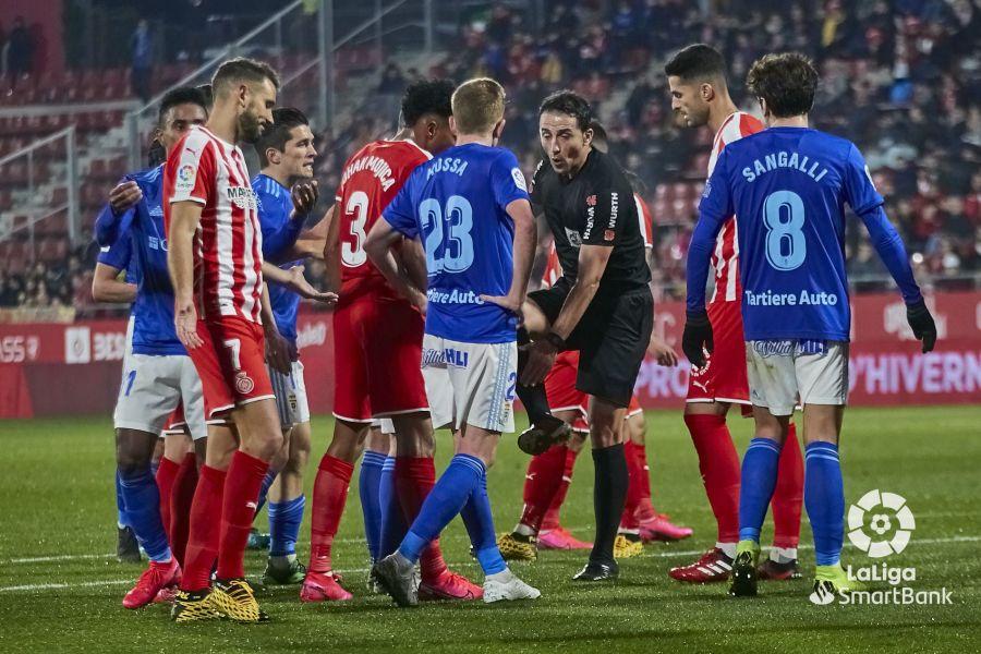 Los jugadores del Real Oviedo dialogan con el árbitro, pidiendo un penalti por manos de Mojica.