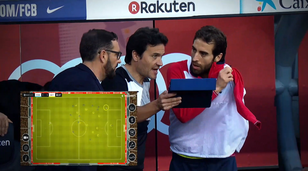 José Bordalás y sus ayudantes toman decisiones tras los datos de Mediacoach durante un partido.