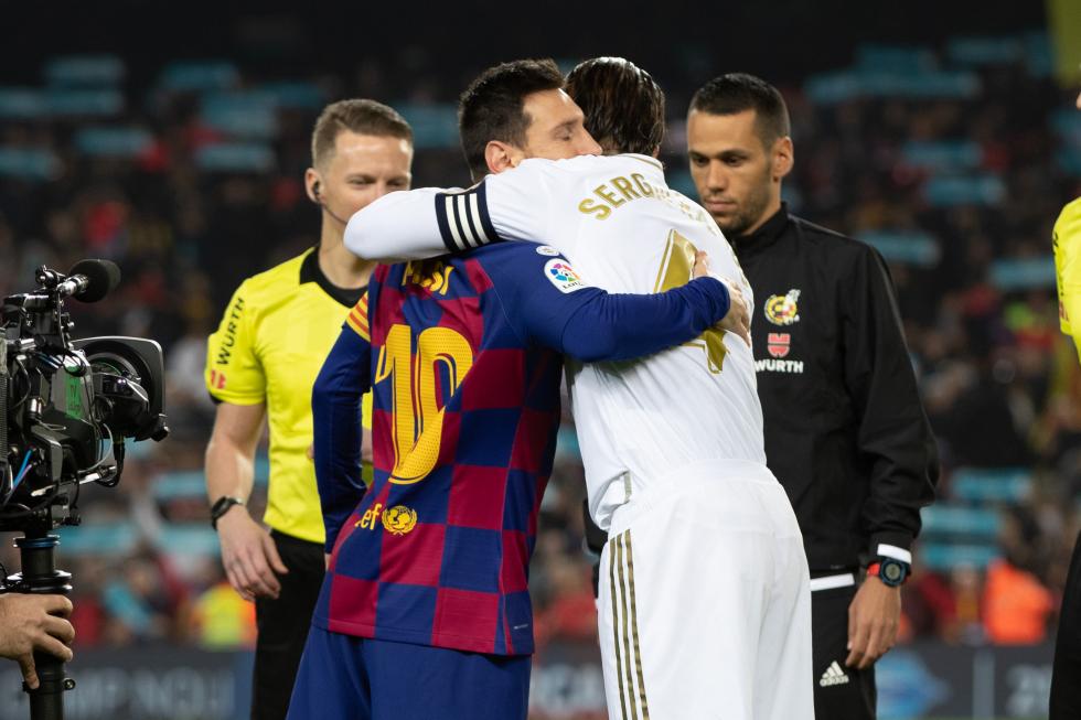 Messi y Sergio Ramos se abrazan antes del inicio de la última edición de ElClásico (Foto: LaLiga).