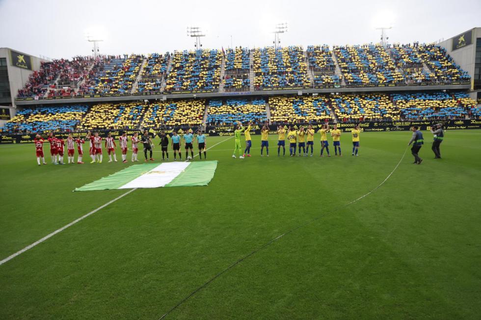 Mosaico de la afición del Cádiz CF antes del partido ante la UD Almería (Foto: Cristo García).