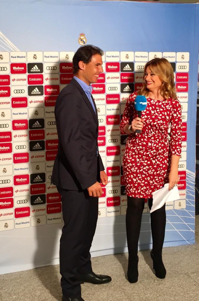 Mónica Marchante, en una entrevista con Rafa Nadal en el descanso de un partido del Real Madrid.