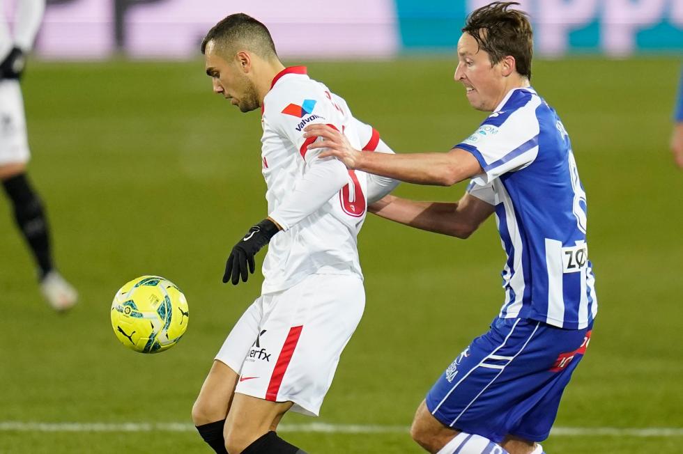 Jordán protege la pelota ante Tomás Pina en el Alavés - Sevilla. (Foto: LaLiga).