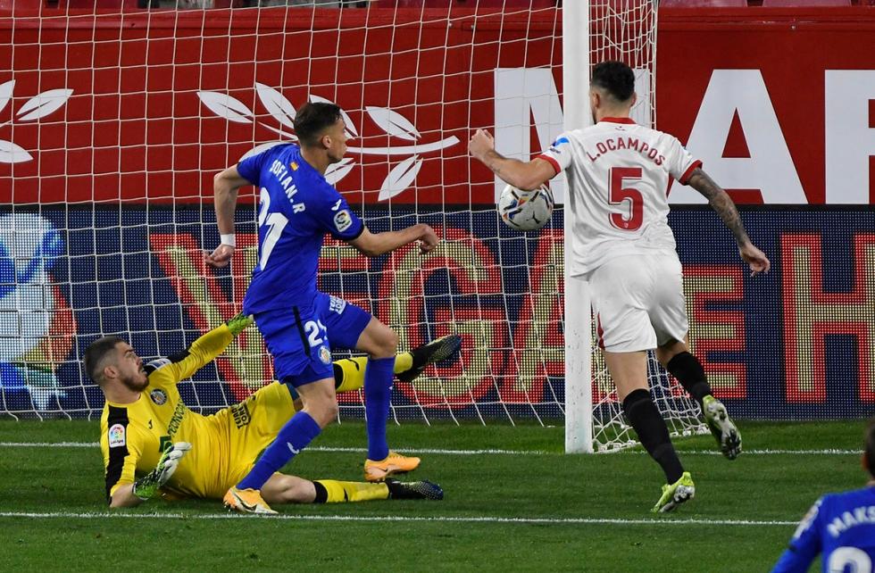 Lucas Ocampos marca y le anulan el gol por manos en el Sevilla-Getafe. (Foto: Kiko Hurtado).
