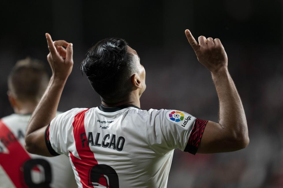 Falcao celebra un gol del Rayo Vallecano mirando al cielo (Foto: LaLiga).