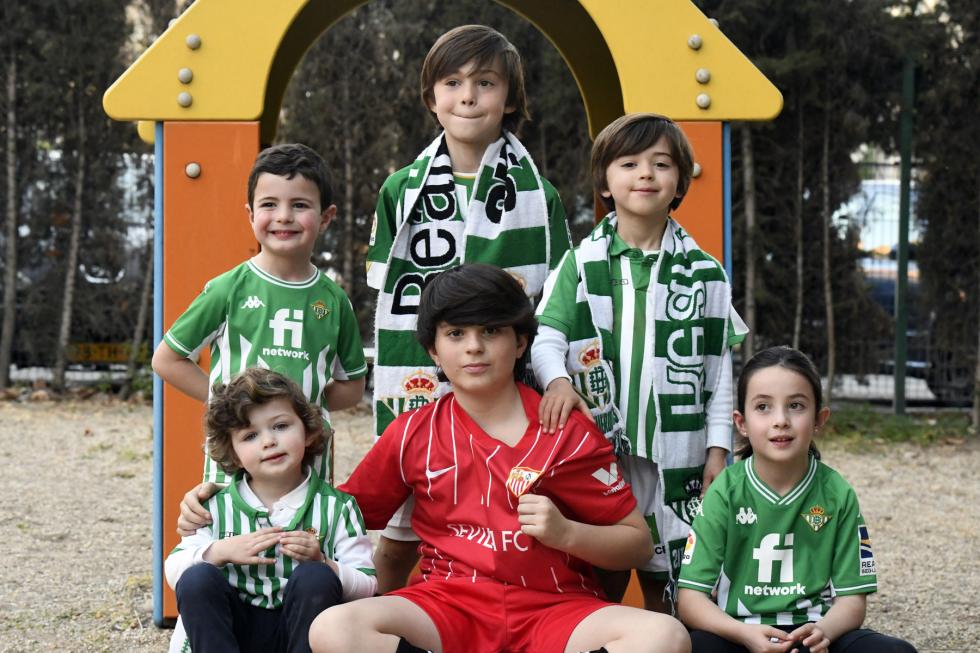 Algunos de los Álvarez más pequeños, con sus camisetas de Betis y Sevilla (Foto: Kiko Hurtado).