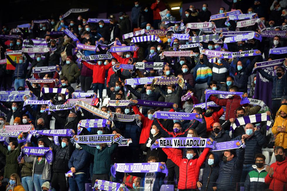 Aficionados del Real Valladolid cantan el himno en el José Zorrilla.