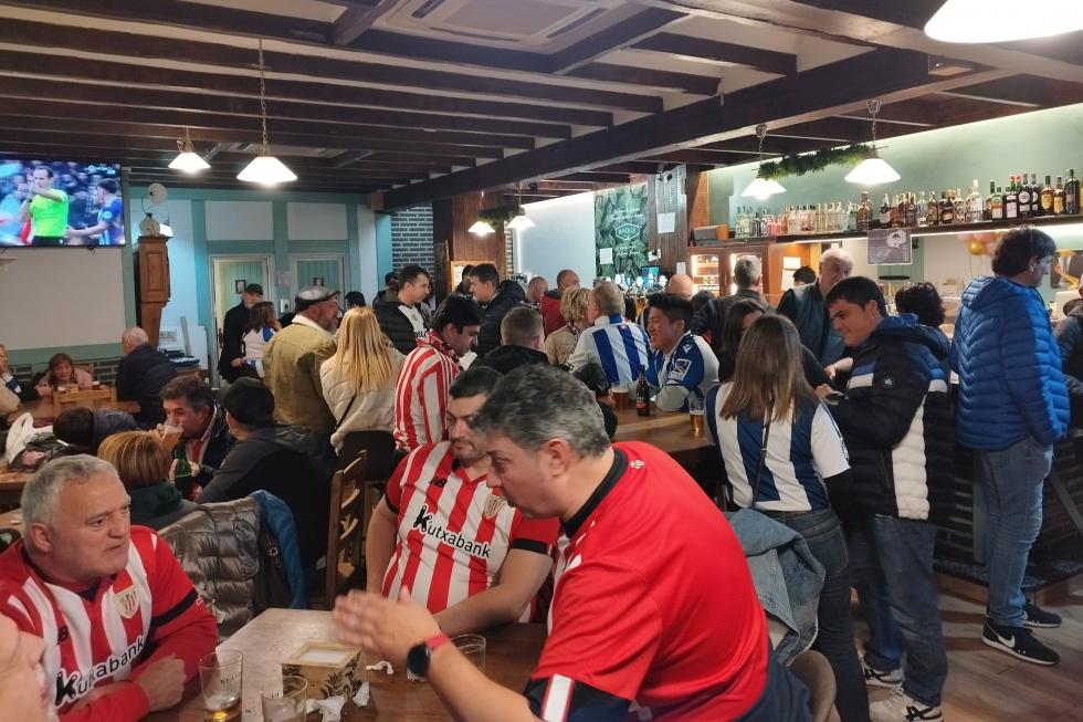 Aficionados de Athletic Club y Real Sociedad comparten ElDerbi Vasco en un gran ambiente (Foto: G. Batista).