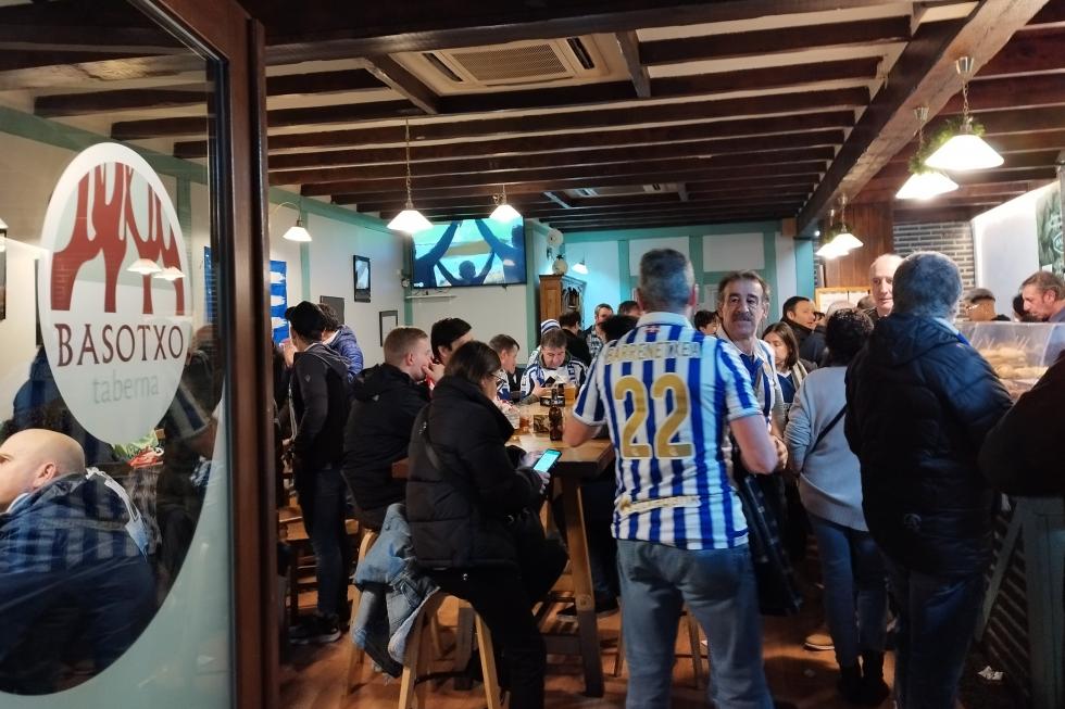 Seguidores de la Real Sociedad disfrutan de la previa de ElDerbi Vasco en el Bar Basotxo (Foto: Giovanni Batista).