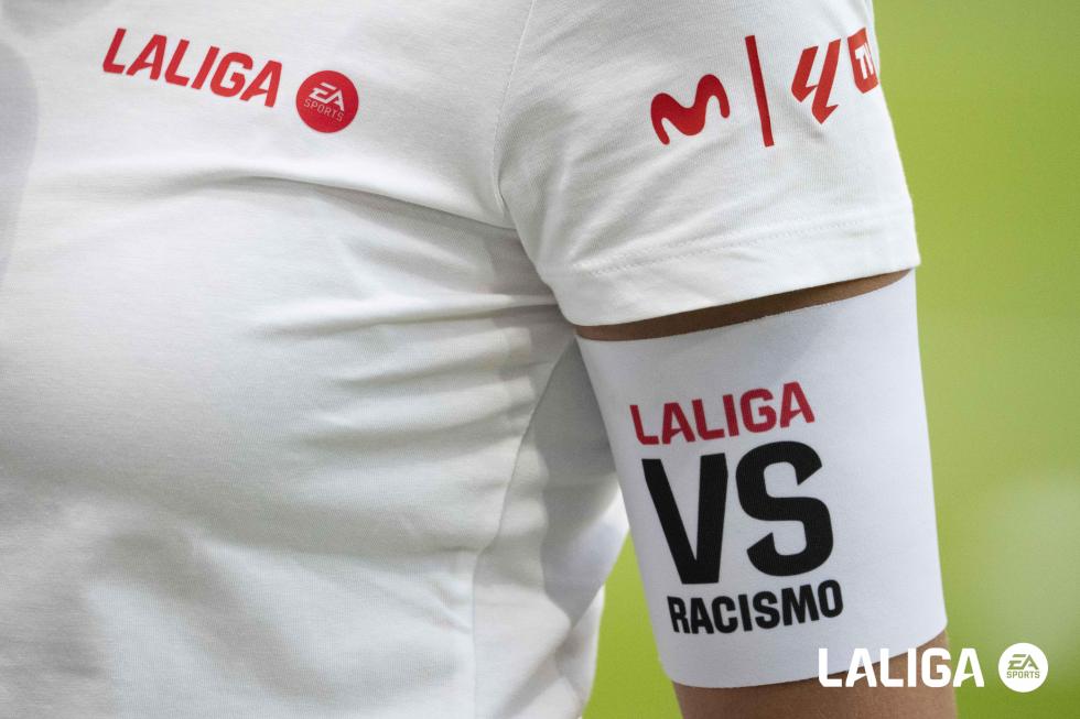 El brazalete del capitán del Sevilla FC, iniciativa de la plataforma LALIGA VS RACISMO.
