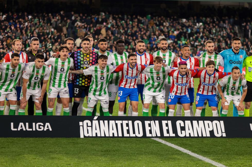 Los jugadores del Real Betis y el Girona FC, con el mensaje '¡Gánatelo en el campo! en contra de la Superliga.