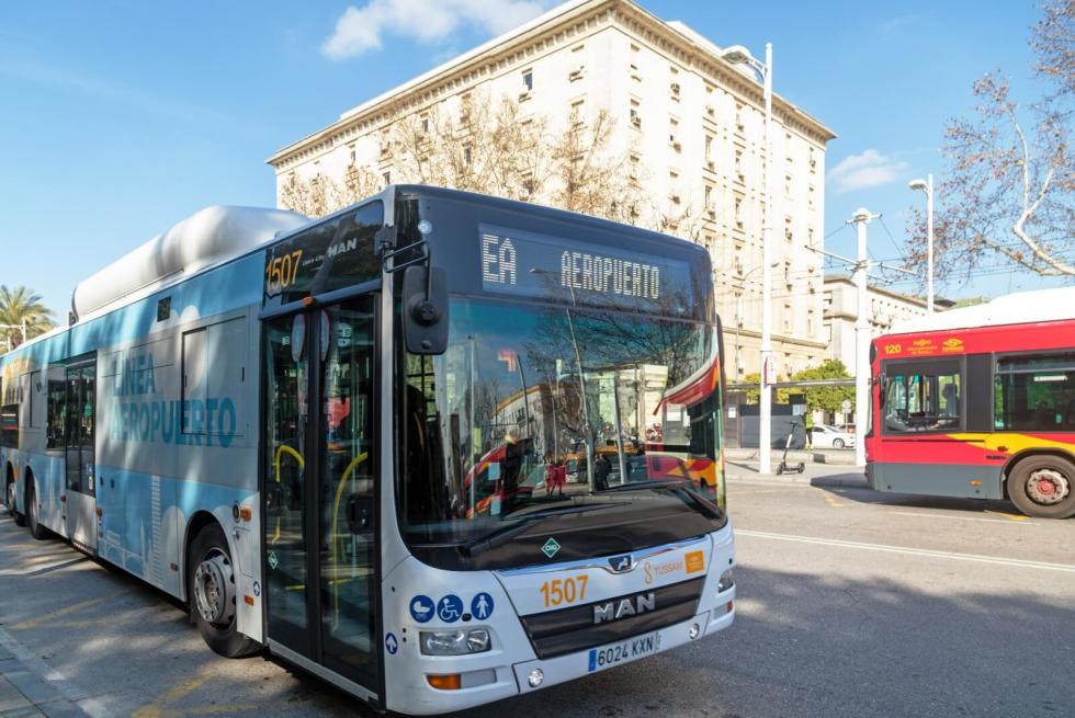 La línea de autobús al aeropuerto es una conexión importante en la red de TUSSAM.