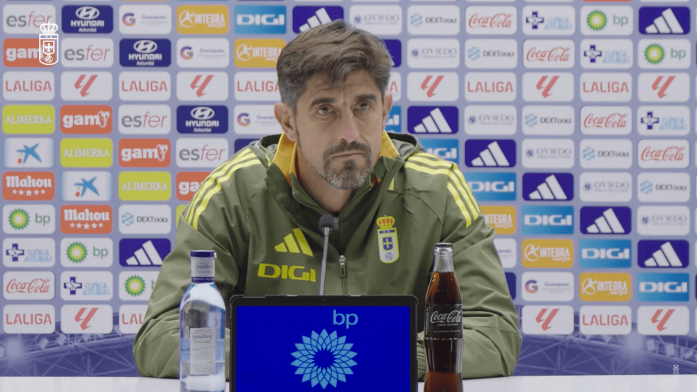 Veljko Paunovic, técnico del Real Oviedo, ha rozado el ascenso directo y ahora luchará por lograrlo en el PLAYOFF DE ASCENSO (Foto: LALIGA).