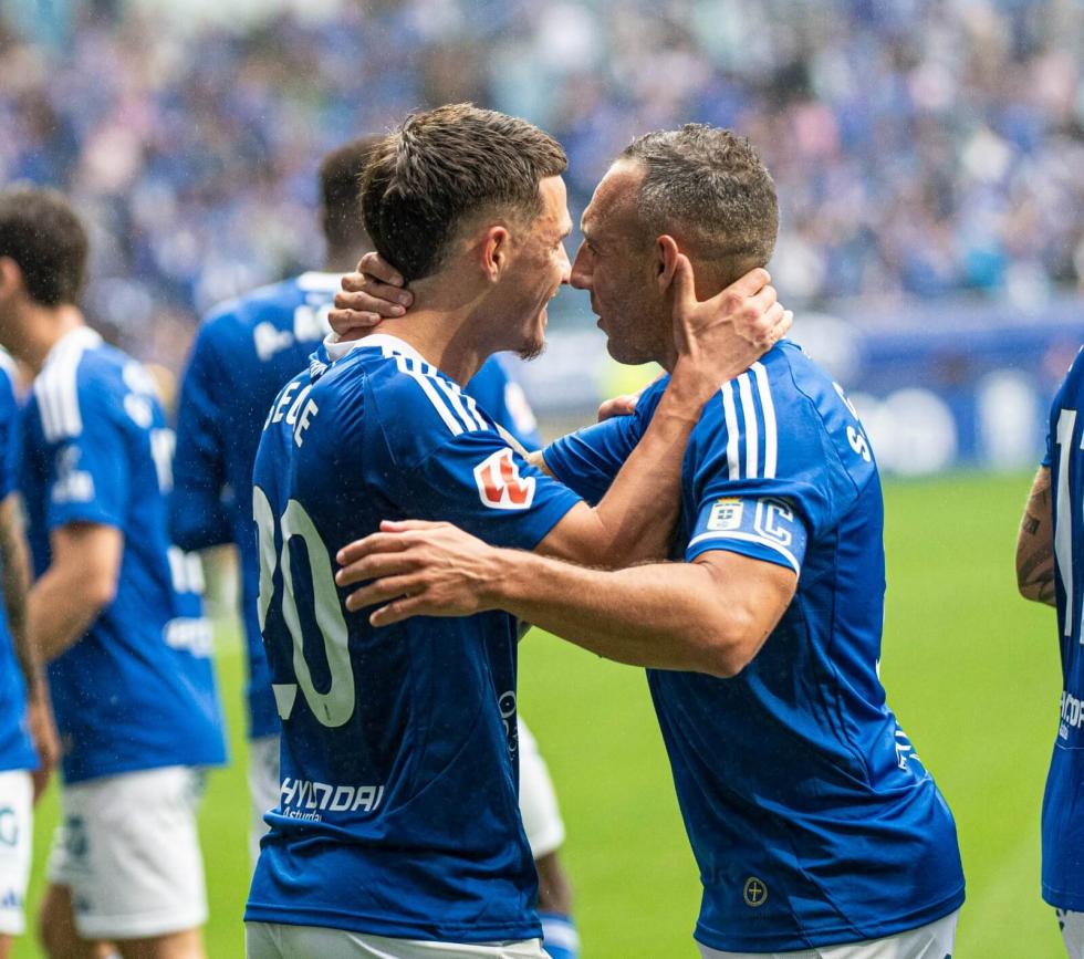 Santi Cazorla sigue dando lecciones a sus 40 años y fue el autor que dio al Real Oviedo el pase (Foto: LALIGA).