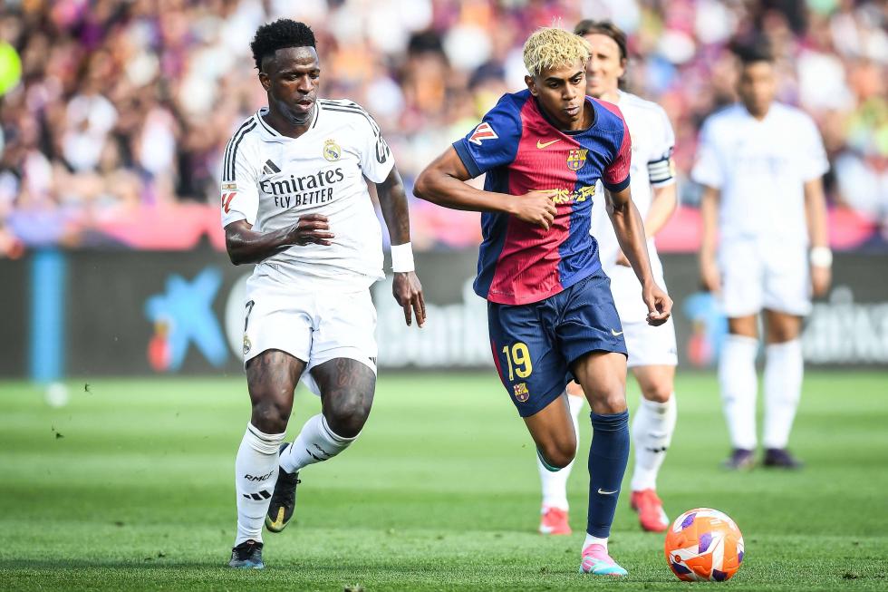 Lamine Yamal y Vinícius Jr luchan por un balón en ELCLÁSICO (Foto: Cordon Press).