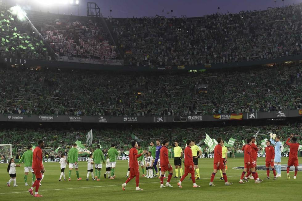 Real Betis y Sevilla FC saltan al césped del Estadio Benito Villamarín para ELGRANDERBI (Foto: Kiko Hurtado).