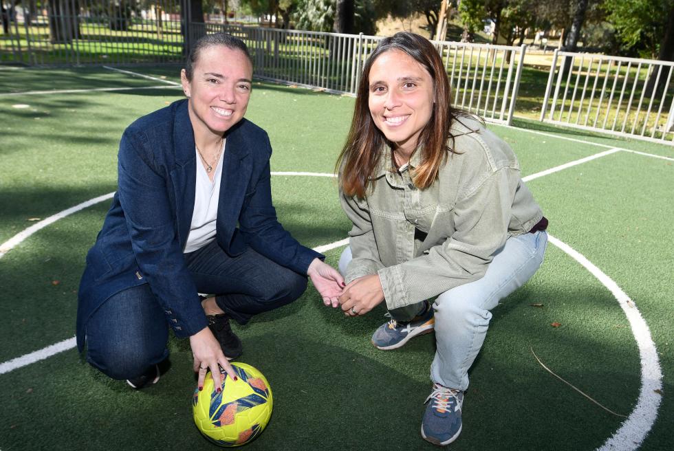María Pry y Ana Llamas posan para ElDesmarque con el balón, epicentro de sus vidas (Foto: Kiko Hurtado).