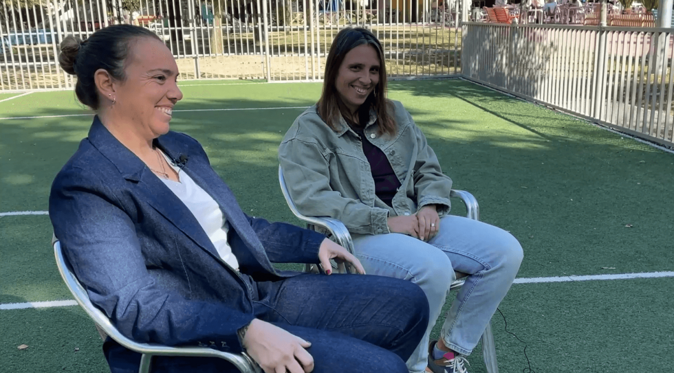 María Pry y Ana Llamas sonríen durante su entrevista con ElDesmarque (Foto: Kiko Hurtado).