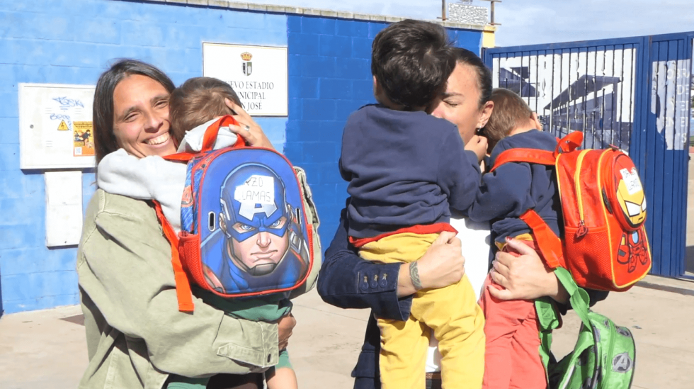 María Pry y Ana Llamas abrazan a sus trillizos a la salida de la guardería (Foto: Kiko Hurtado).