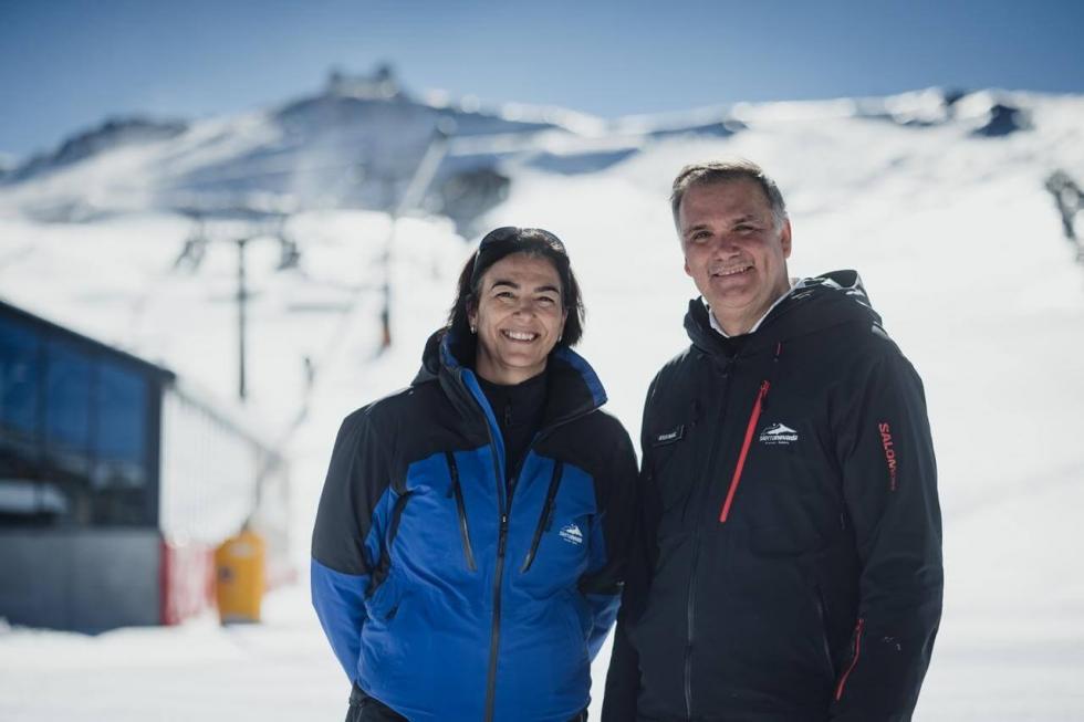 Mª José Rienda y Jesús Ibáñez, de Cetursa, en el incomparable marco de Sierra Nevada (Foto: Carlos Rodríguez).