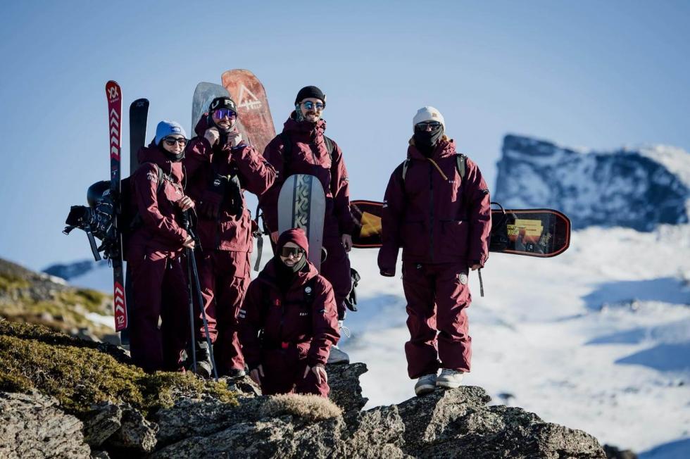 Algunos profesores de la escuela Sierra Nevada Experience, en el corazón de la estación granadina.