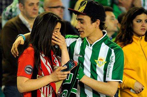 Natalia y Rafa, en el Betis-Sevilla de abril de 2013.