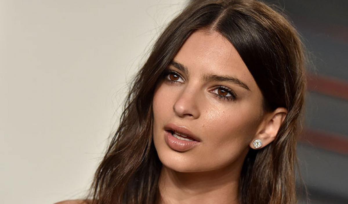 Emily Ratajkowski se pasea sin ropa interior por Nueva York a lo Shakira,  JLo y Kardashian