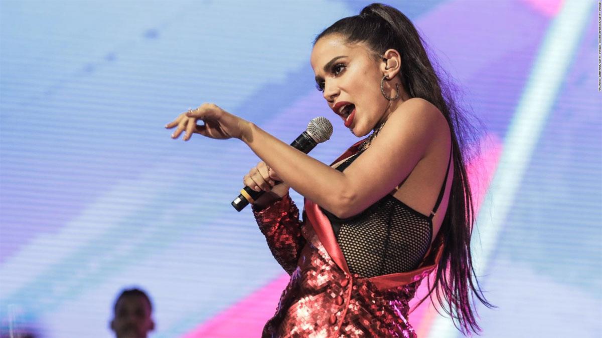 Anitta luce su propia versión del uniforme de los Bengals antes del