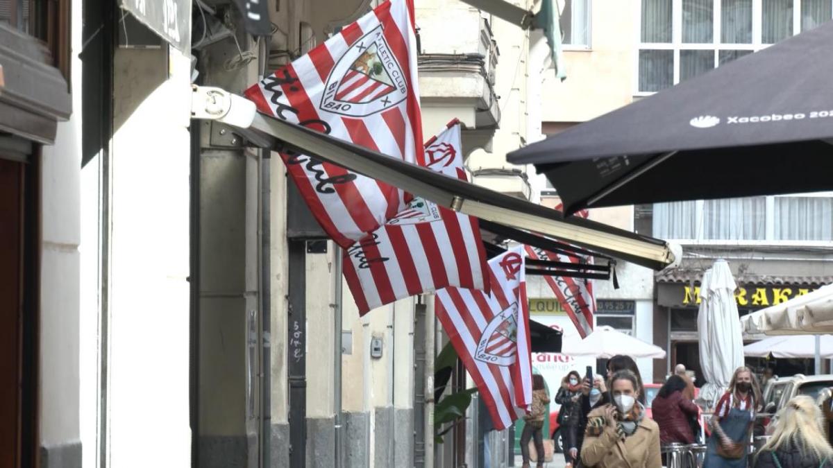 En vídeo, el espectacular despliegue de banderas del Athletic por Bilbao