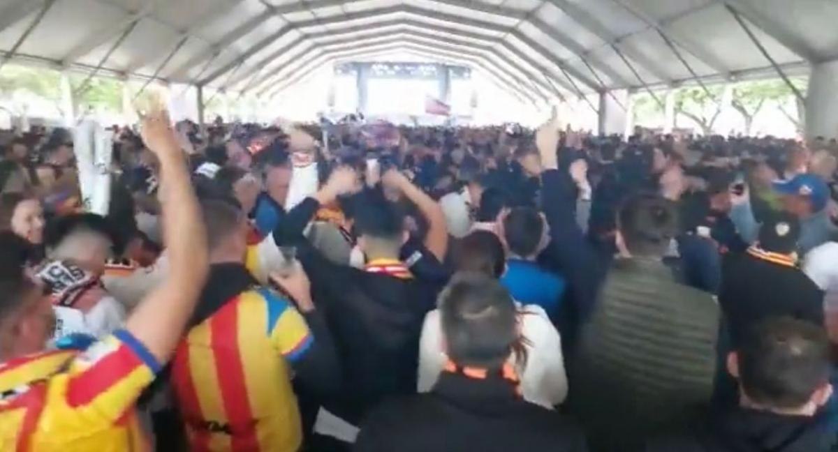 Piojo López visita la Fan Zone del Valencia CF para la final de Copa