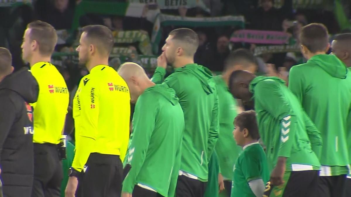 Miles De Hinchas Entonan El Himno Del Betis A Capela En El Villamarín 