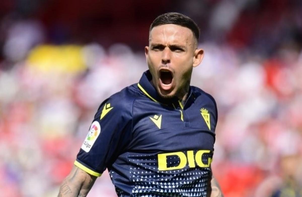 Oficial Roger Martí jugará en el Cádiz hasta 2026