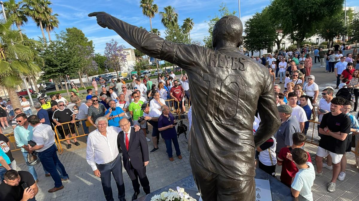 Emocionado último adiós a José Antonio Reyes en Utrera, su localidad natal