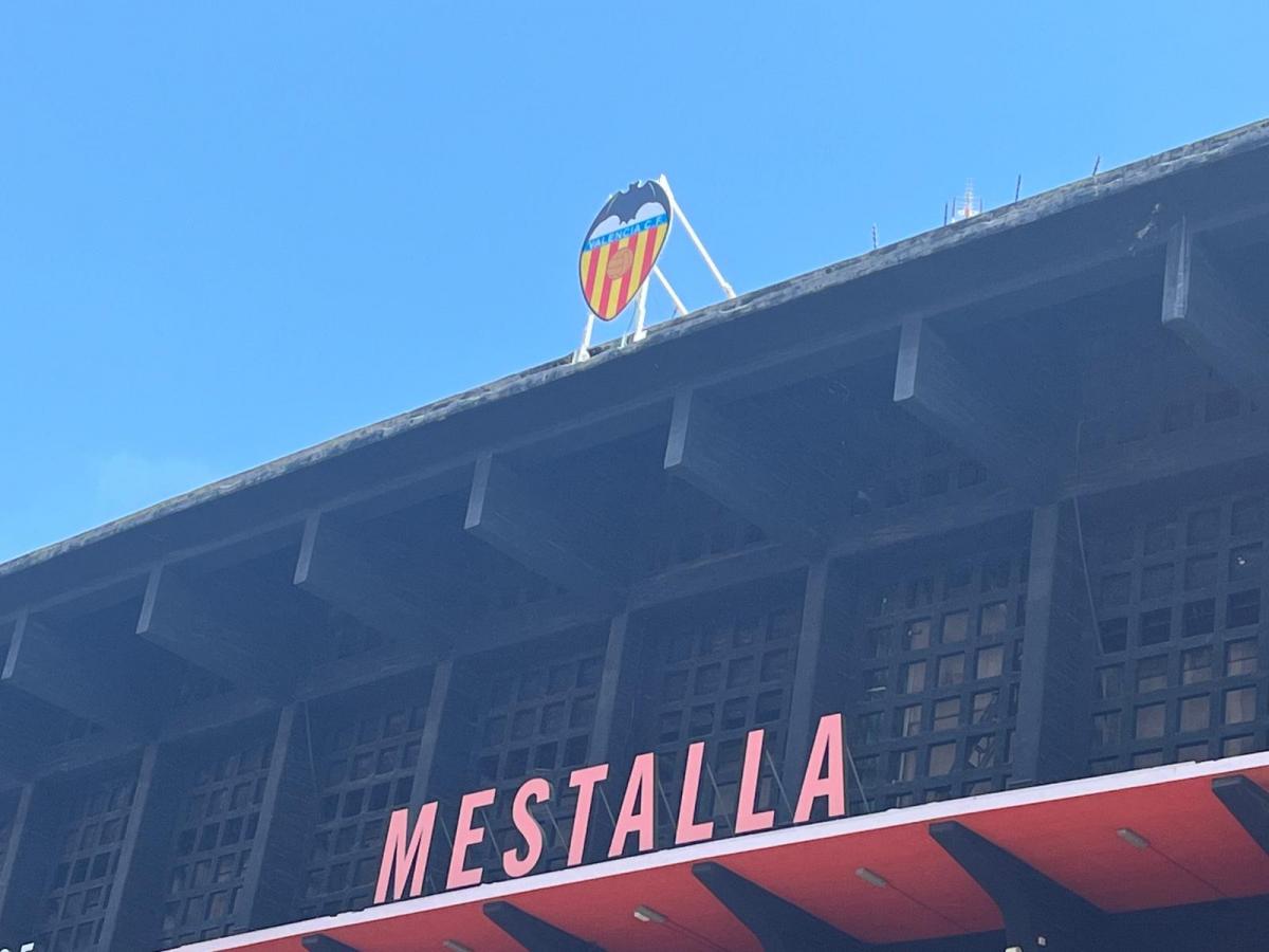 Valencia CF - Cambiamos el avatar temporalmente con el escudo de la primera  equipación, en homenaje a los cien años de Mestalla.