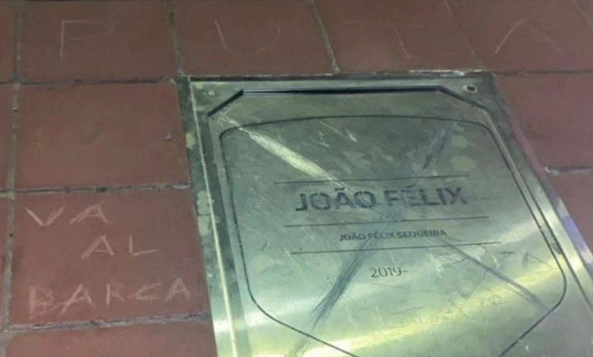 Insultos y destrozos en la placa de Joao Félix en el Metropolitano: "Va al  Barça"