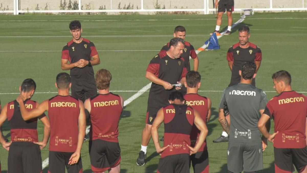 Sergio muy intenso y Ledesma serio en el entrenamiento del Cádiz