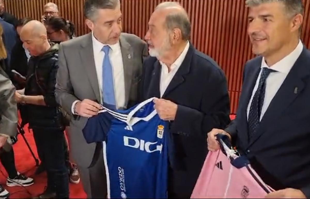 Carlos Slim recibe como regalo una camiseta del Real Oviedo