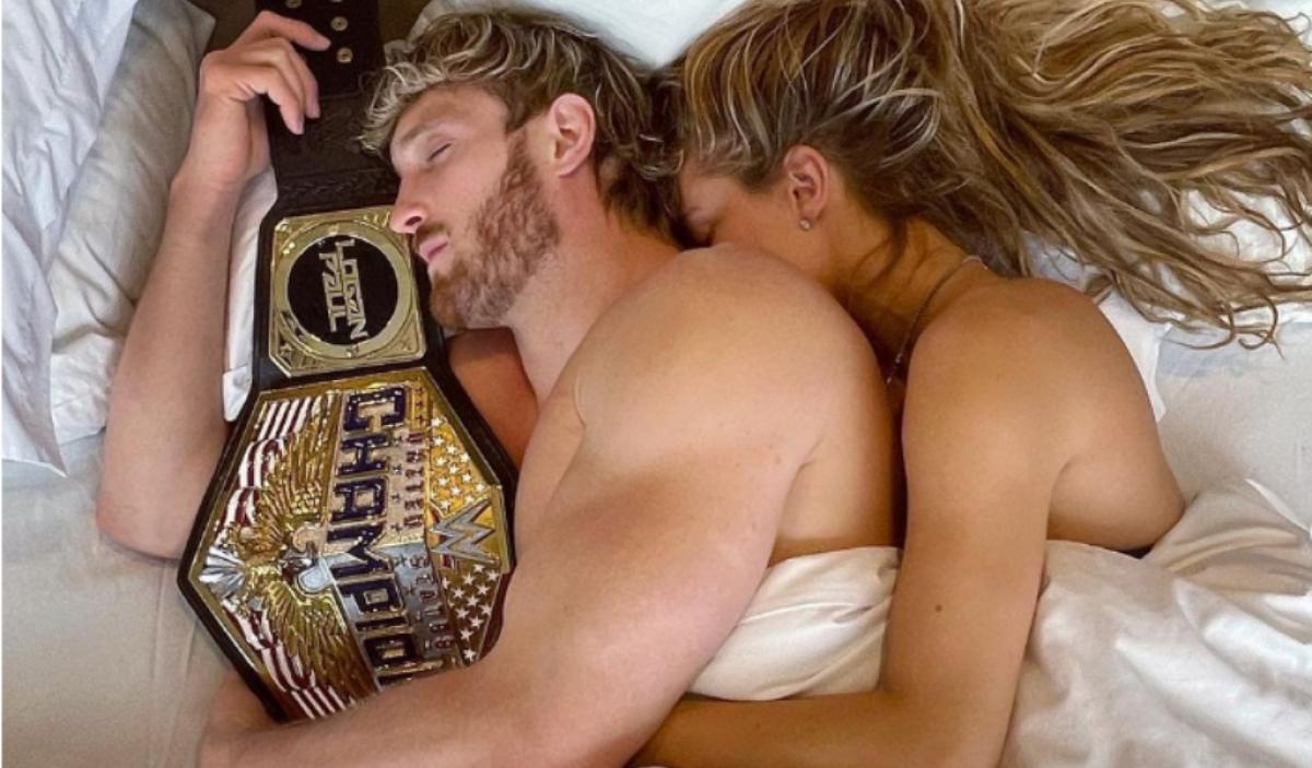Logan Paul se desnuda y posa con su cinturón de campeón de la WWE