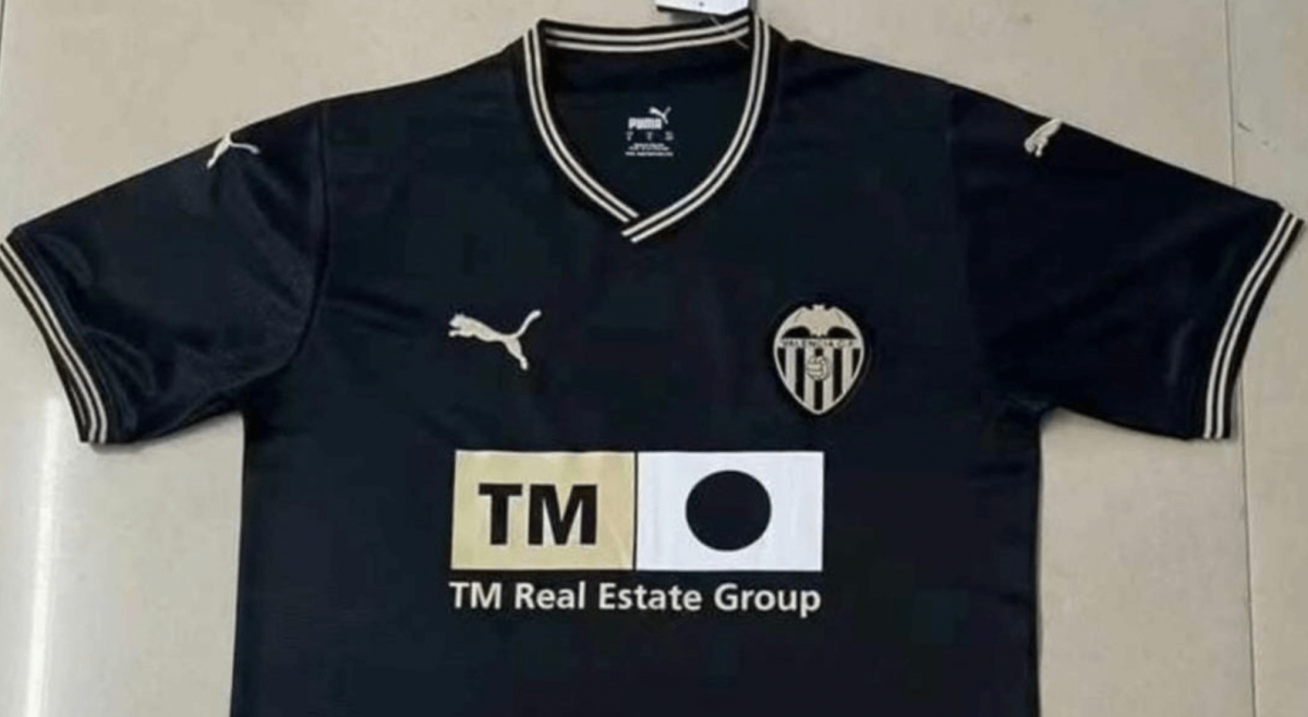 Segunda equipacion 2024 25 del Valencia CF negra y escudo dorado