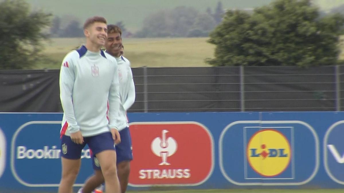 Lamine Yamal Y Fermín, Como Críos En El Entreno De La Selección