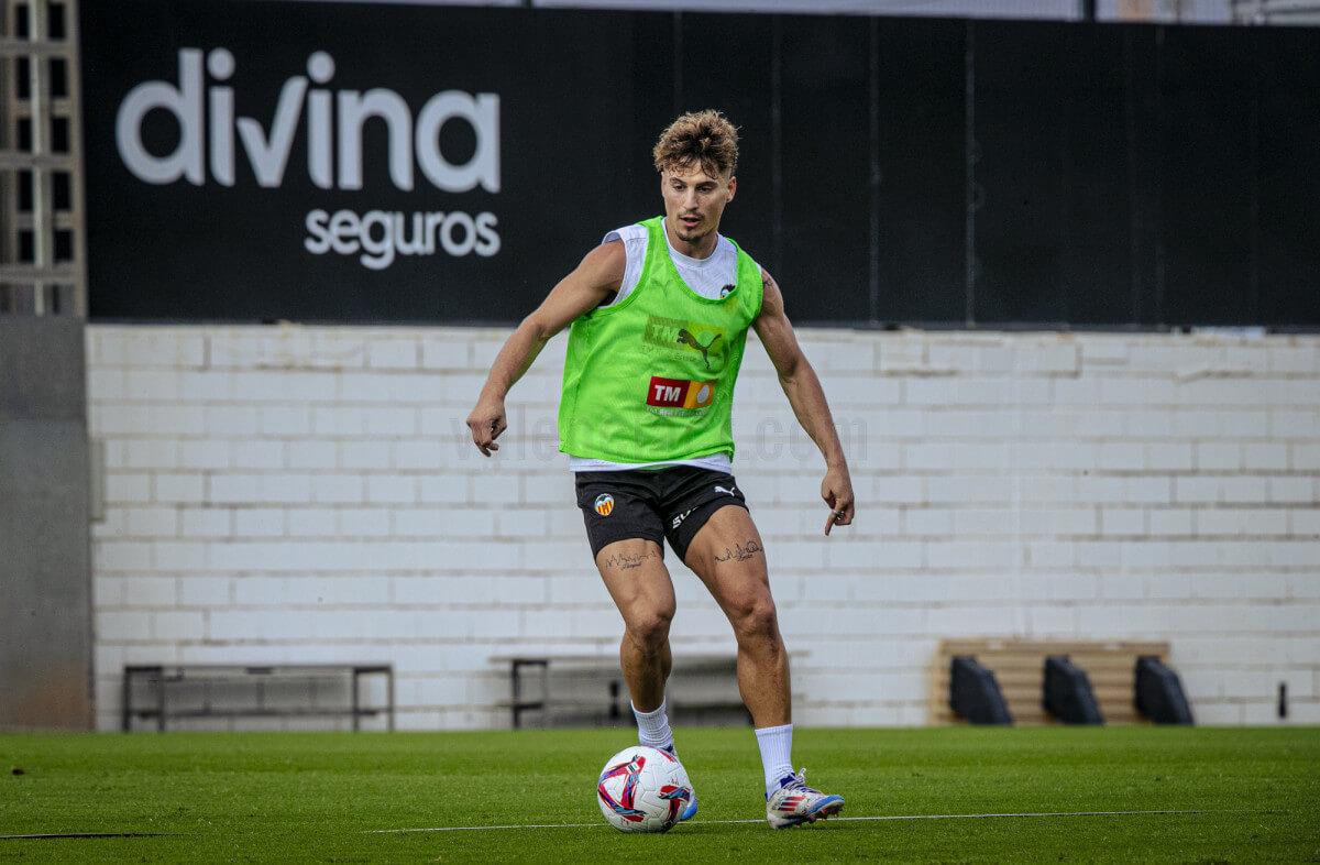 Sergi Canós sigue lesionado, Luis Rioja ya es uno más en el Valencia CF