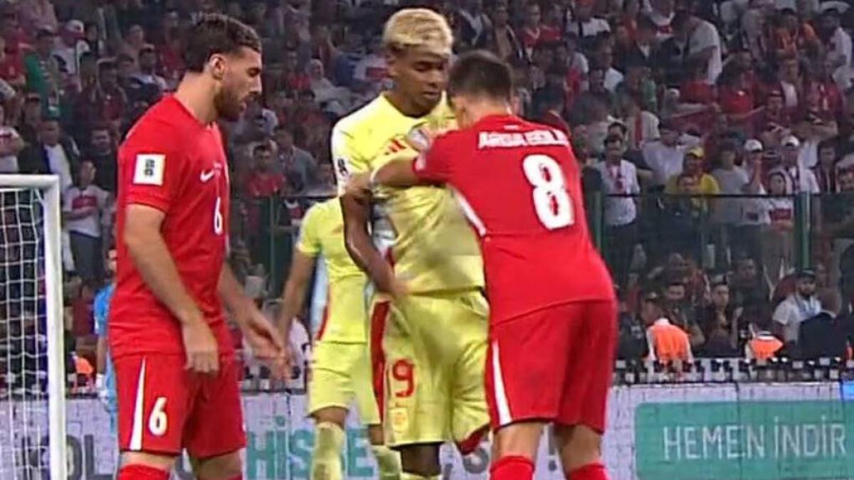 Arda Güler, a empujones con Lamine Yamal en el Turquía vs España