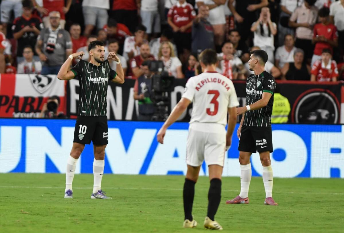 Rafa Mir se defiende por celebrar su gol en el Sevilla FC - Elche CF: "Hay  que hacerlas"