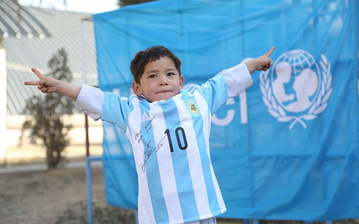 Messi y su Camiseta para el Niño Afgano | messi barcelona