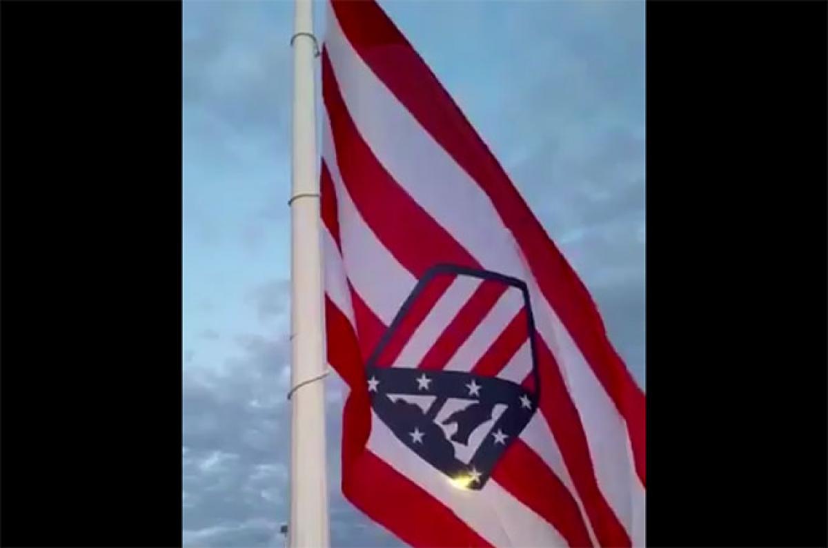 El Wanda Metropolitano se rinde: izan la bandera del Atlético bocabajo