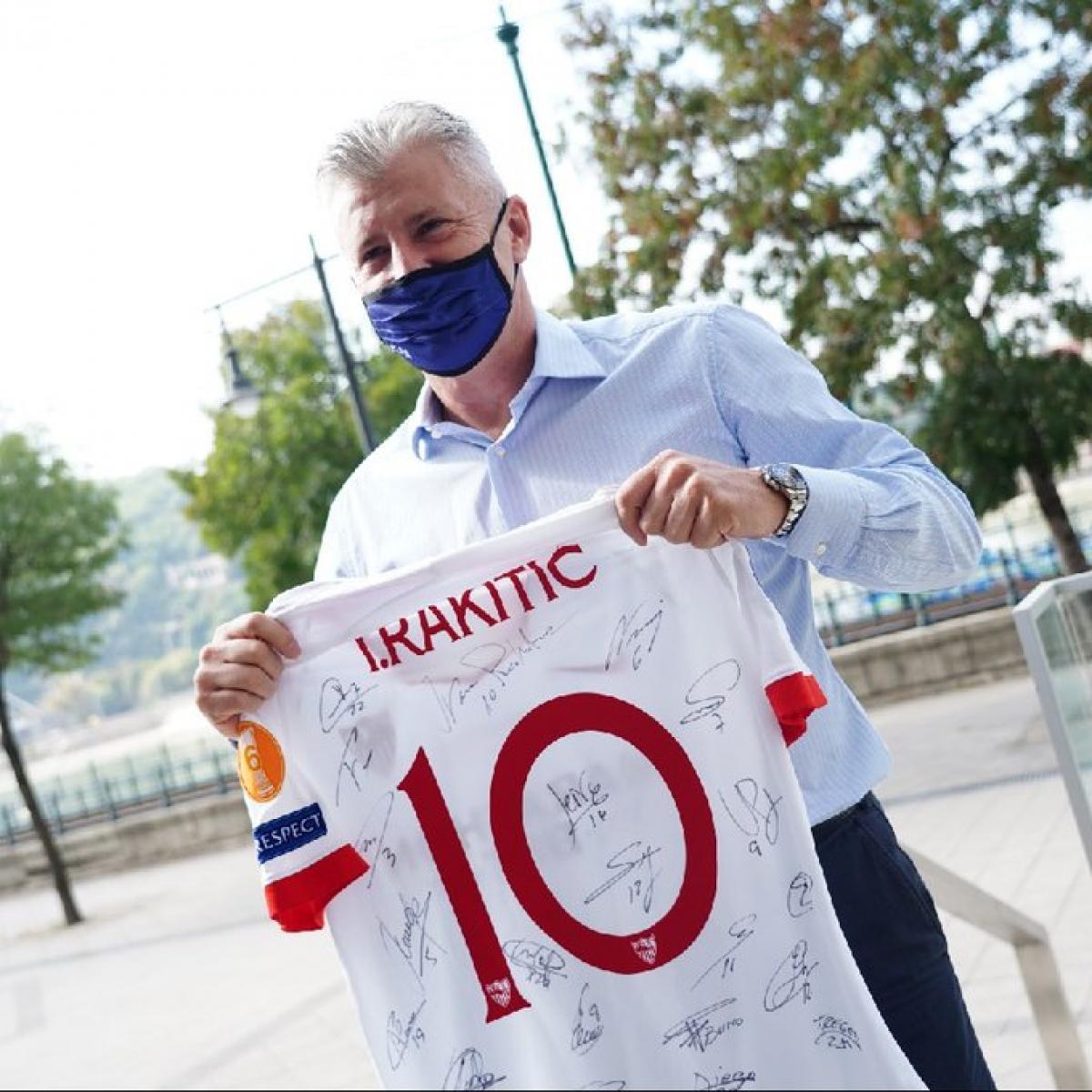 Sevilla FC, Suker visita la concentración, Camiseta de Ivan Rakitic